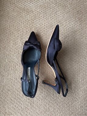 Manolo Blahnik Dark Navy Satin Pointed-Toe Slingback Pumps with Bow size 39.5